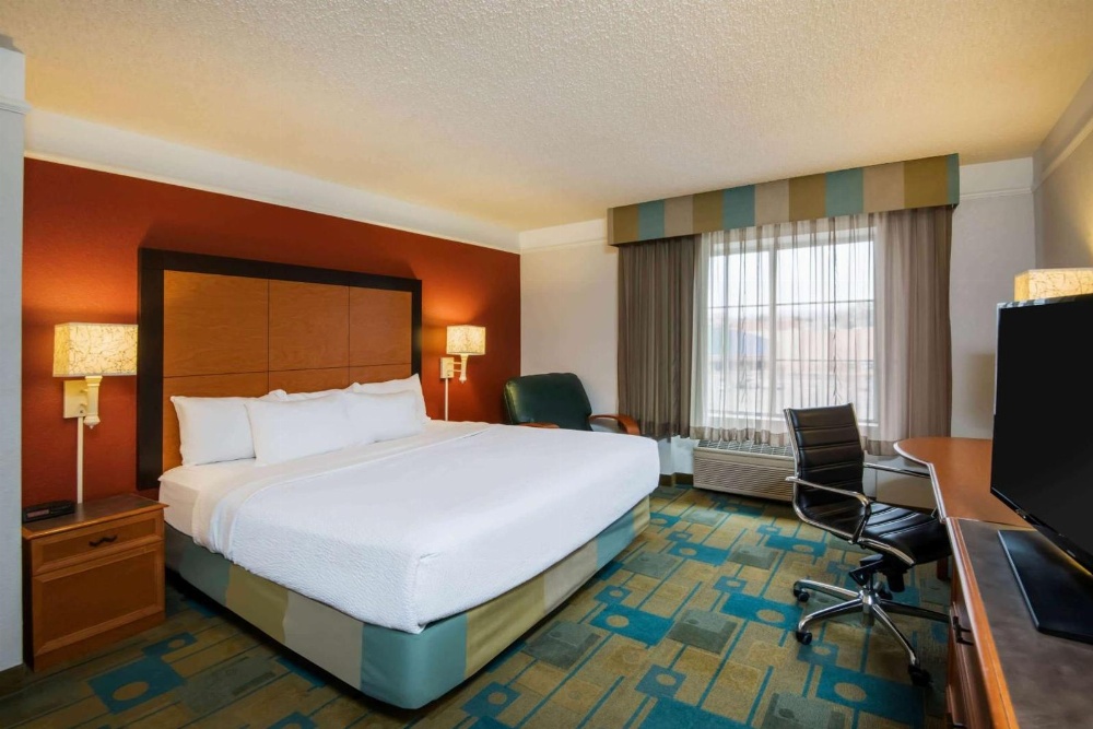 La Quinta Inn & Suites by Wyndham Colorado Springs South Airport Main image